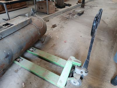 un homme debout à côté d'une machine dans une usine