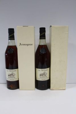 deux bouteilles de vin sont posées à côté d'une boîte de vin