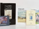 plusieurs livres posés sur une surface blanche, sur fond blanc