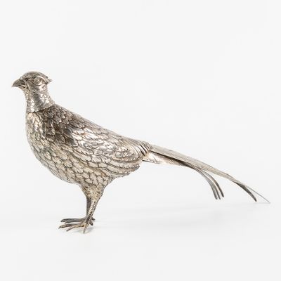 Un grand faisan en argent avec des plumes de queue ajourées,…