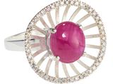 une image représentant une bague en pierre rose et diamants sur fond blanc
