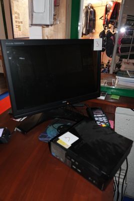 une image représentant un bureau avec un écran d'ordinateur et d'autres appareils électroniques