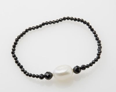 Bracelet en spinelles noires orné d'une perle baroque blanch…