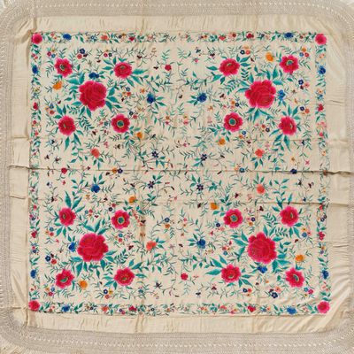 une nappe blanche ornée de fleurs rouges et bleues