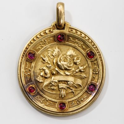 une image représentant une pièce d'or ornée d'une rose et d'un ruban