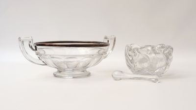 une paire de bols en verre et de cuillères posés sur une surface blanche