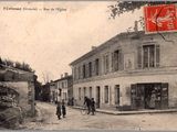 une vieille carte postale représentant une scène de rue avec des passants marchant sur le trottoir
