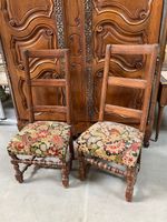PAIRE DE CHAISES en chêne à dossier bandeau, pieds entretois…