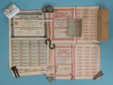 un livre sur lequel sont posés une pile de papiers et des clés