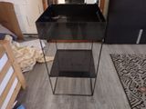une table noire sur laquelle est posé un miroir