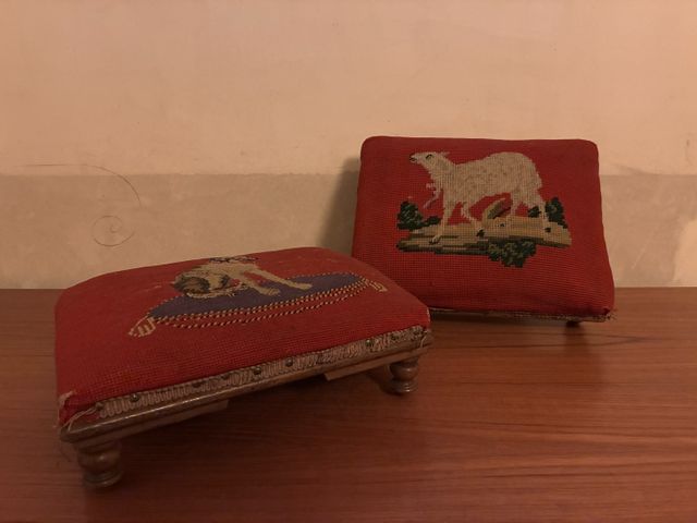 Lot de petits repose-pieds de style Napoléon III recouverts d’une...