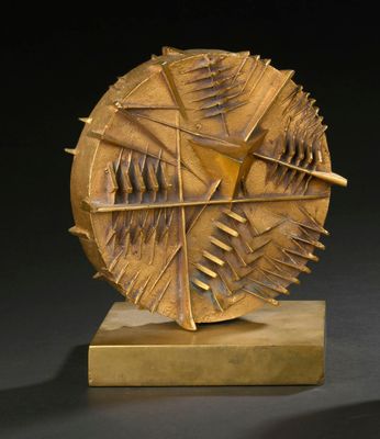 une image représentant une sculpture d'un objet circulaire posé sur un socle en bois