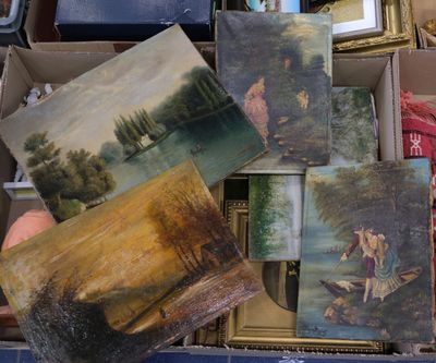 une boîte contenant un assortiment de tableaux exposés dans un magasin