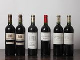 plusieurs bouteilles de vin sont alignées sur une table en bois