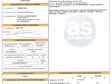 un gros plan d'un document sur lequel figure la photo d'une voiture