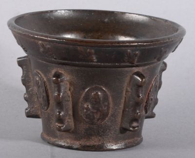 une tasse marron posée sur une table