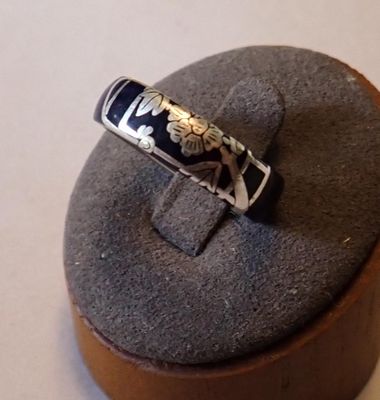 une bague posée sur une boîte