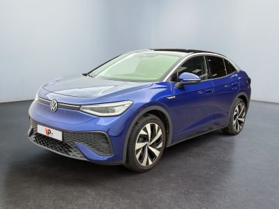 un SUV Volkswagen bleu garé dans une pièce au sol noir