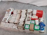 plein de cartons et encore des cartons remplis d'objets par terre