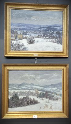 deux tableaux accrochés au mur d'une pièce