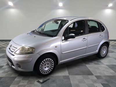la photo d'une petite voiture argentée garée dans un garage