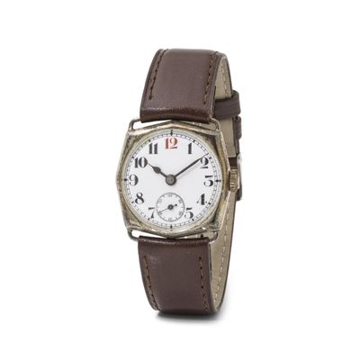 une image d'un gros plan d'une montre-bracelet sur un fond blanc