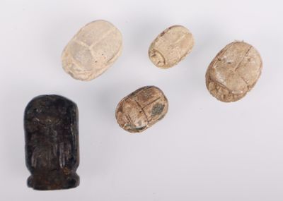 Lot de quatre scarabées naturalistes gravés de hiéroglyphes.