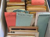 une boîte remplie de vieilles photos et de cartes postales