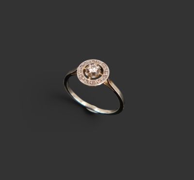 une bague en or blanc sertie de diamants, avec une pierre centrale ronde