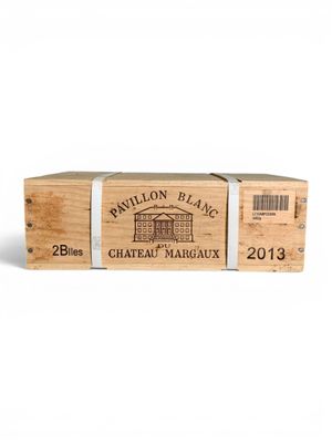 deux cartons de vin empilés l'un sur l'autre sur une surface blanche