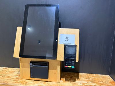 une tablette posée sur un support en bois