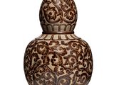 un vase brun et blanc posé sur une surface blanche