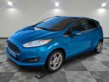 une Ford Fiesta bleue garée dans un garage au sol carrelé