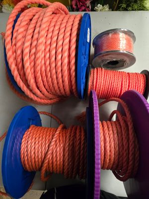 une bobine de corde orange et une bobine de bobine violette