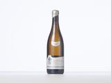 une bouteille de vin blanc posée sur une table