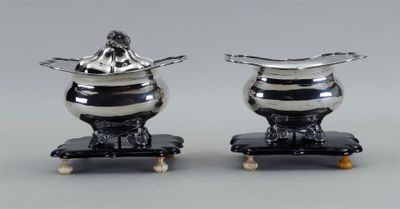 paire de salières et poivrières en métal argenté sur socle