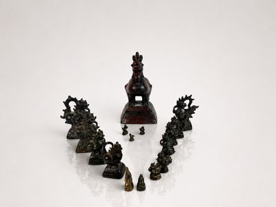 un grand nombre de figurines posées sur une table