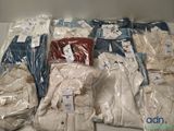 de nombreux types de vêtements sont exposés dans le magasin