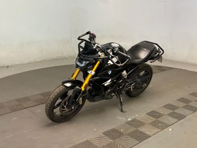 une moto qui est garée dans un parking