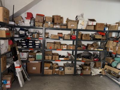 une pièce avec beaucoup de boîtes et de cartons sur les étagères