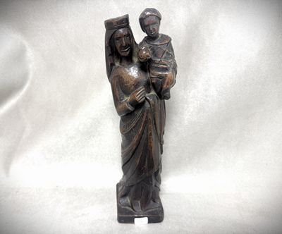 statue d'une femme tenant un enfant dans ses bras