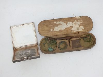 une petite boîte en bois contenant une paire de lunettes