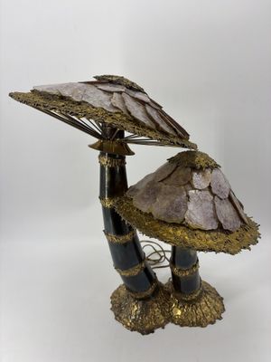 une sculpture représentant un oiseau tenant un parapluie