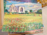 un tableau représentant une église dans un champ de coquelicots