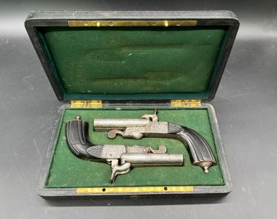 un pistolet dans un étui posé sur une table