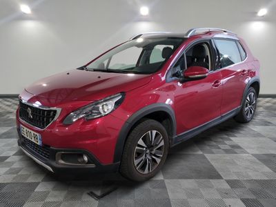 la voiture rouge est garée dans le garage sur un sol en damier