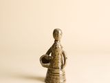 une figurine représentant une femme tenant un bol