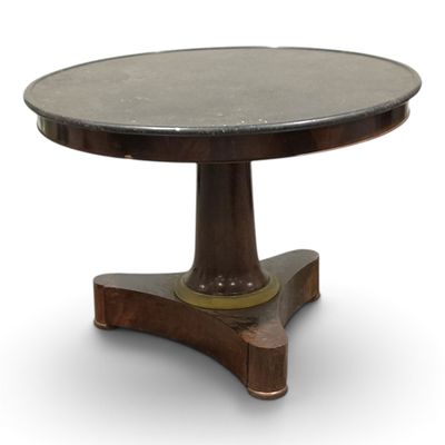 un gros plan d'une table ronde avec un piètement en bois