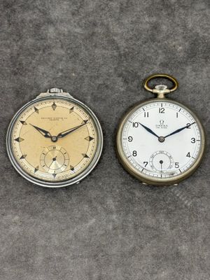 deux types différents de montres de poche sur la table