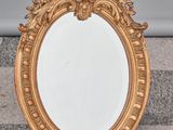une image représentant un miroir à cadre doré posé sur un sol en damier
